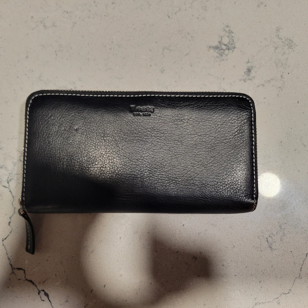 Roots Black Leather Zippered Wallet - Picture 4 of 6